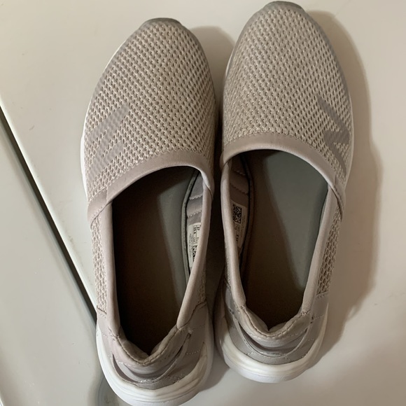 New Balance ( women’s, slip on shoes) - Picture 6 of 11